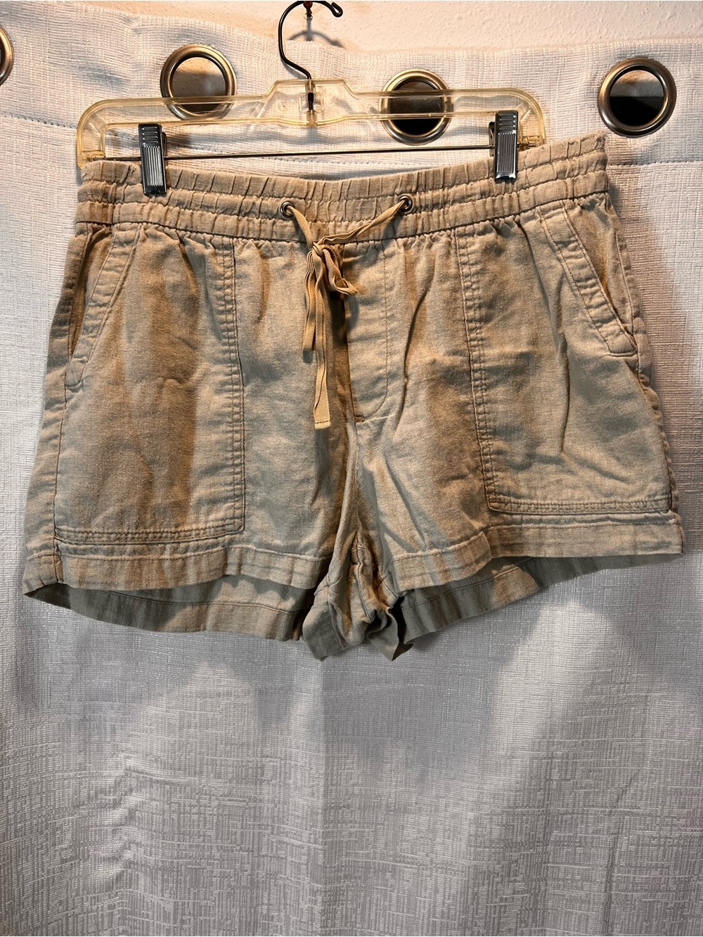 GAP Women's Drawstring Linen-Blend Shorts in Tan
